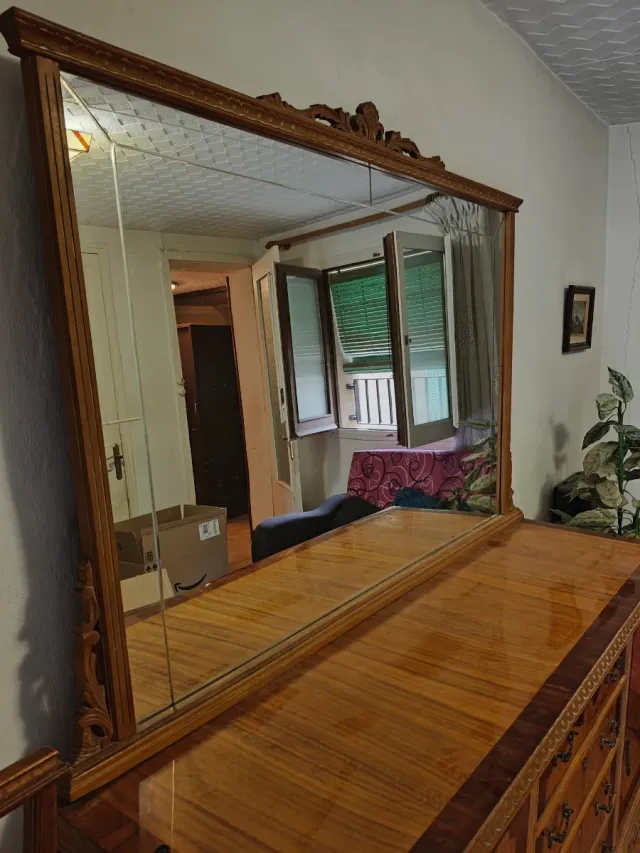 Mueble antiguo con espejo
