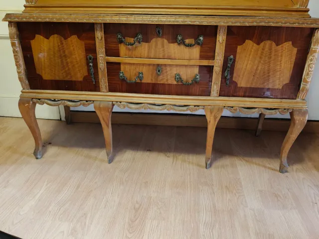 Mueble antiguo con espejo