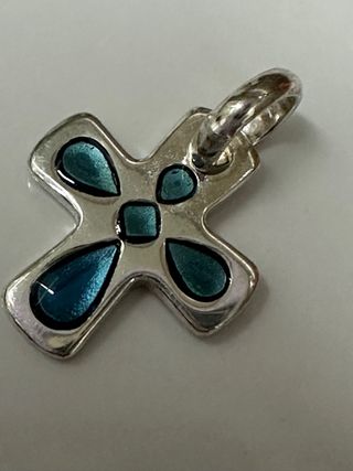 Colgante Cruz Plata con Detalles Azules