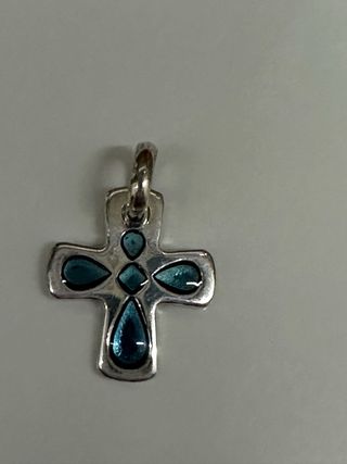 Colgante Cruz Plata con Detalles Azules