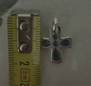 Colgante Cruz Plata con Detalles Azules