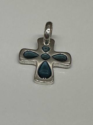 Colgante Cruz Plata con Detalles Azules