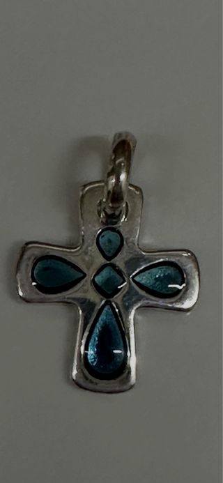Colgante Cruz Plata con Detalles Azules