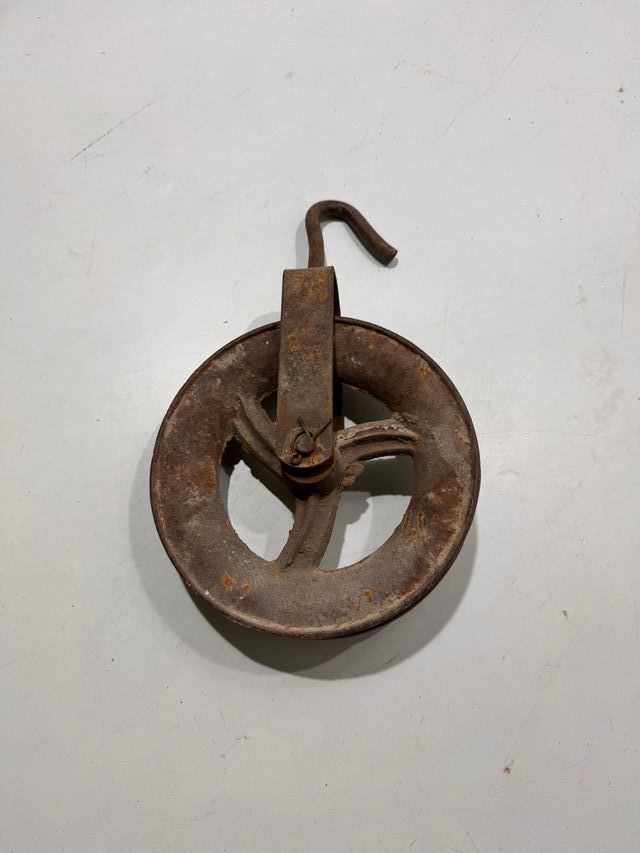 Polea antigua de hierro con gancho
