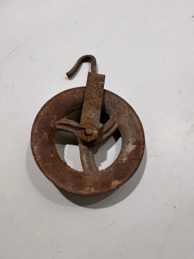 Polea antigua de hierro con gancho