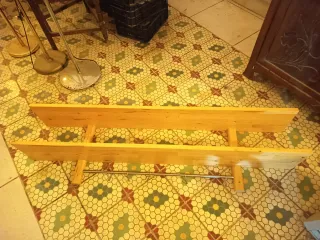 Estantería de madera y metal