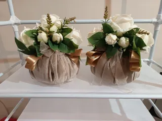 Bon bon velluto con fiori bianchi