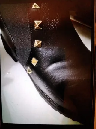 Botines negros con tachuelas doradas