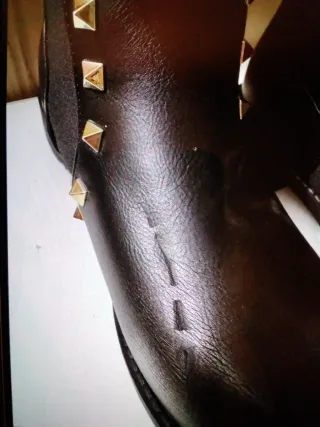 Botines negros con tachuelas doradas