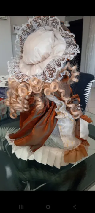 Bambola in porcellana vintage