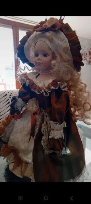 Bambola in porcellana vintage