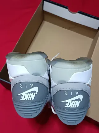 Nike Jordan Scarpe Grigio/Bianco pari al nuovo.