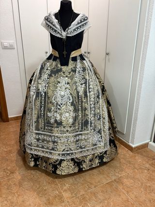 Traje de Fallera Negro y Dorado