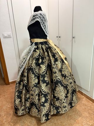 Traje de Fallera Negro y Dorado