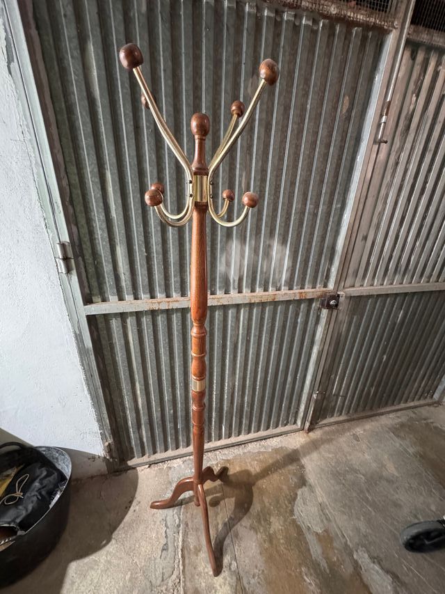 Perchero de madera y metal