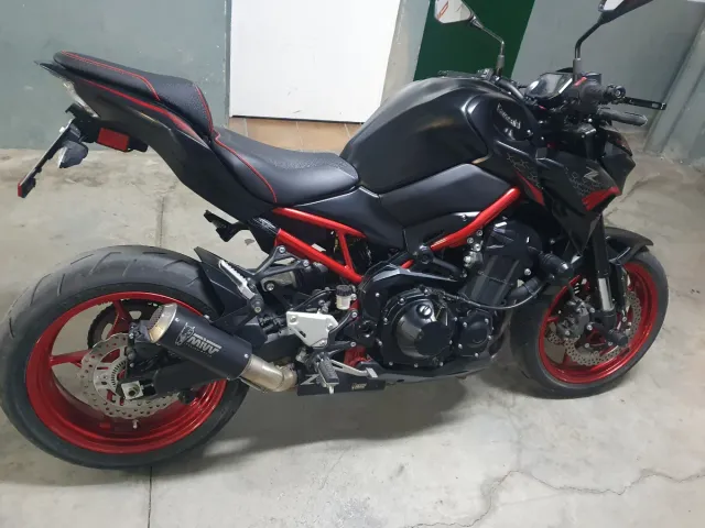 Kawasaki Z900 con extras