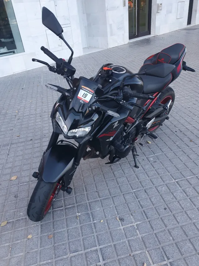 Kawasaki Z900 con extras