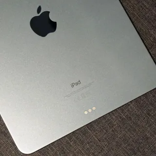 iPad Air 5 + Teclado Logitech Plata