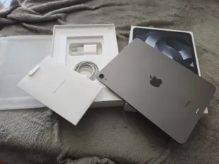 iPad Air 5 + Teclado Logitech Plata