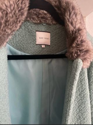 Abrigo Easy Wear verde con cuello