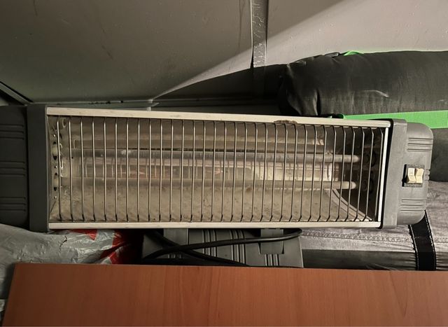 Stufa elettrica grigia e bianca, 2 resistenze