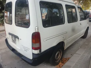 Nissan Serena.  Año 2000