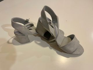 Sandalias Zara grises tacón
