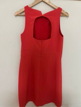 Vestido rojo con abertura en la espalda