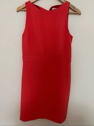 Vestido rojo con abertura en la espalda