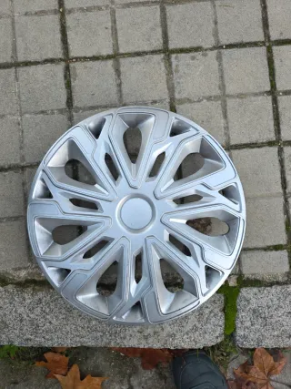 Tapacubos plateado diseño deportivo