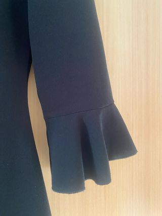 Vestido negro con cuello adornado