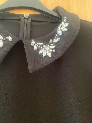 Vestido negro con cuello adornado