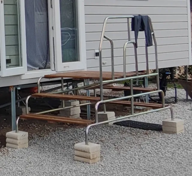 Escalera Mobil Home 3 peldaños en perfecto estado.