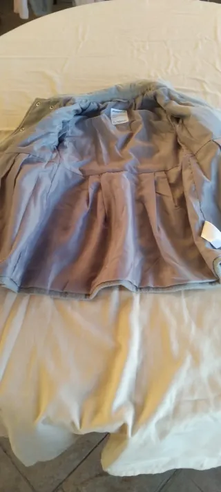 Abrigo niña gris con lazo. De MAYORAL.