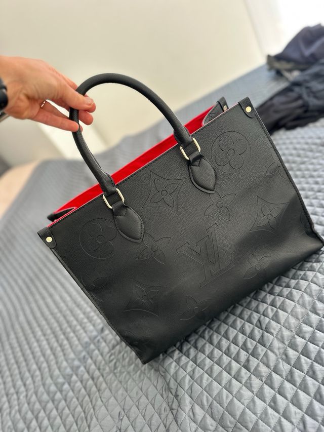 Bolso LV Negro con Interior Rojo