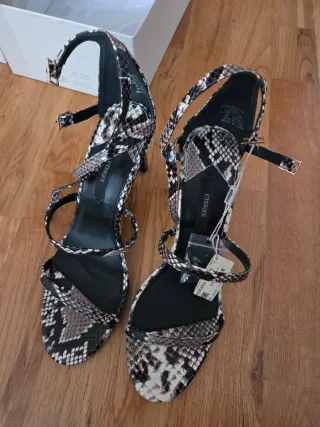 Sandalias UTERQUE Talla 40 Piel Serpiente