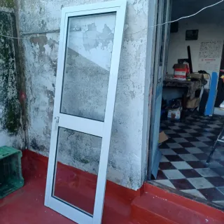 Puerta aluminio con cristal transparente.....
