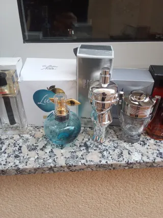 Flascos de colonia vacíos