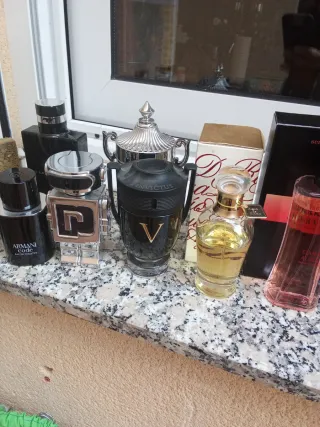 Flascos de colonia vacíos