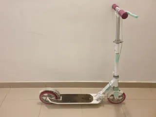 Patinete plegable blanco y rosa