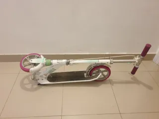 Patinete plegable blanco y rosa