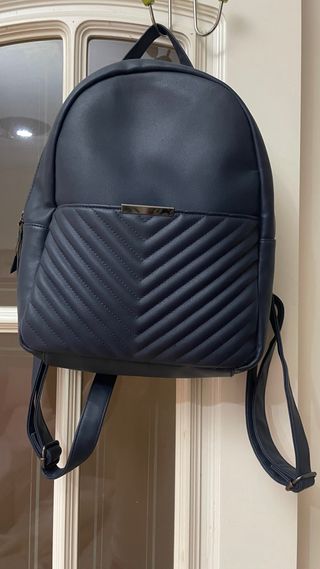 Mochila azul marino.