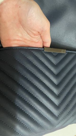 Mochila azul marino.