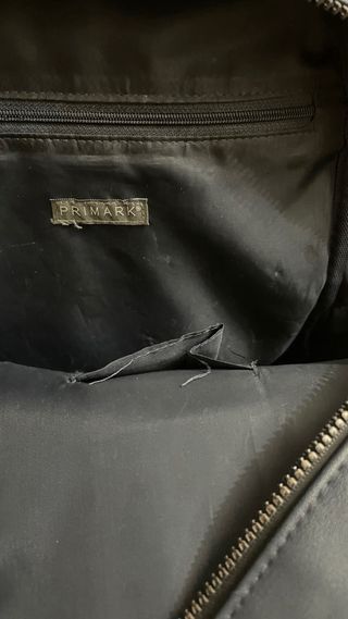 Mochila azul marino.