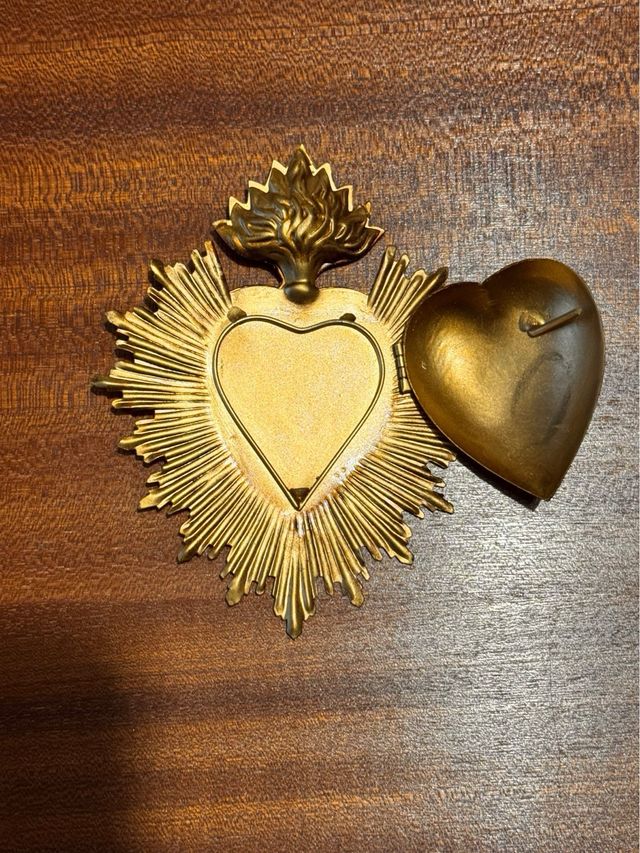 Corazón relicario dorado