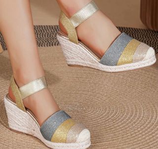 Sandalias cuña doradas y plateadas