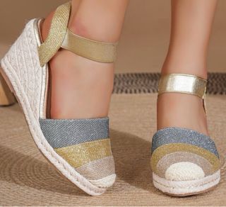 Sandalias cuña doradas y plateadas