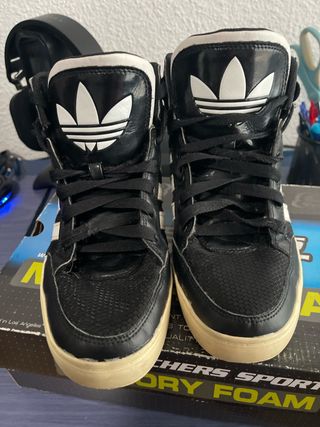 Zapatillas Adidas Negras y Blancas