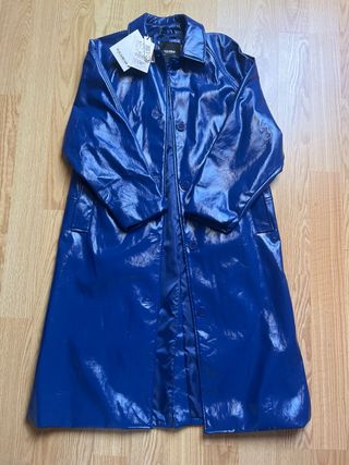 Gabardina azul eléctrico