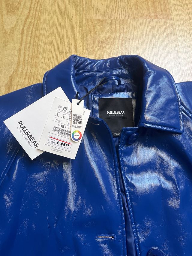 Gabardina azul eléctrico